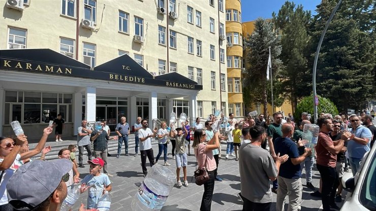 Karaman’da 3 gündür susuz kalan site sakinleri durumu belediye önünde protesto etti