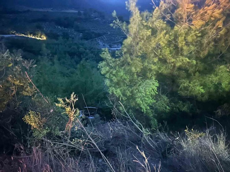 Osmaniye’de otomobil uçuruma yuvarlandı: 3 yaralı