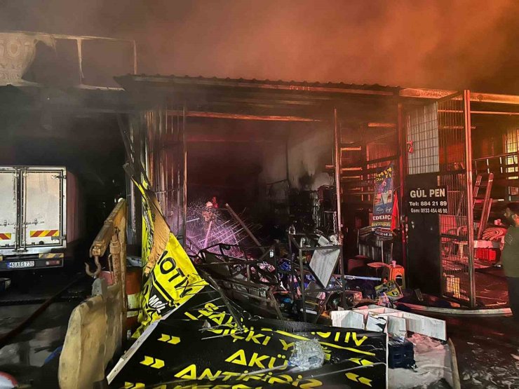 Sanayi sitesindeki yangında 7 iş yeri ve 3 araç yandı