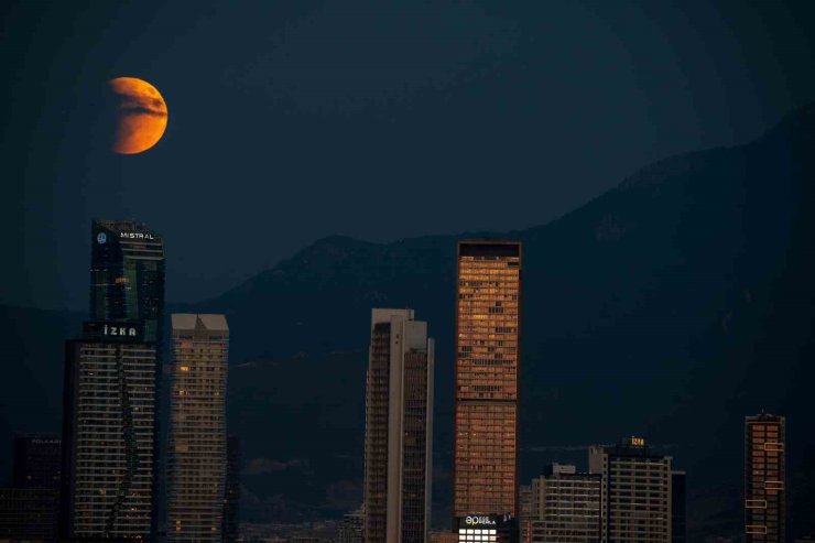 Kanlı ay İzmir’e görsel şölen yaşattı