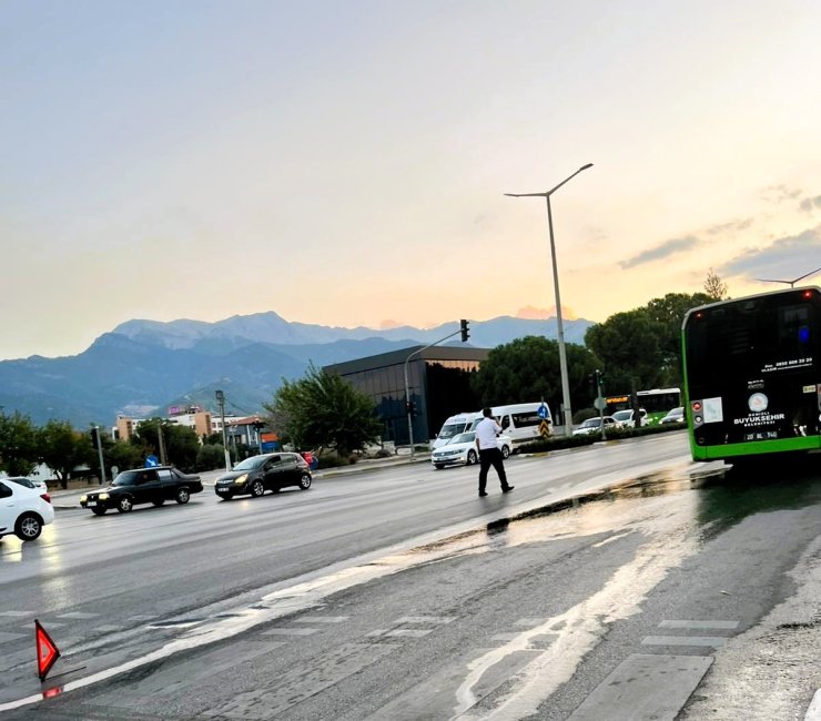 Belediye otobüsünden dökülen yakıt sürücülere zor anlar yaşattı