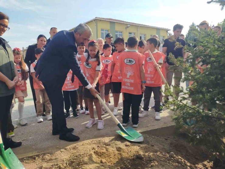 Öğrenciler fidan dikerek derse başladı