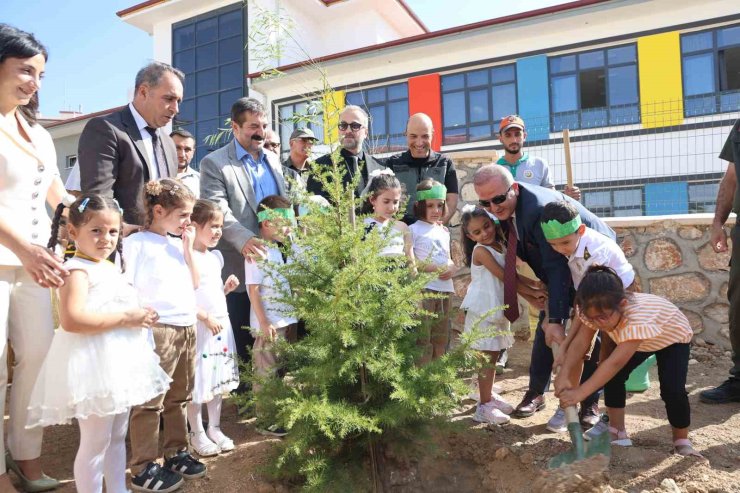 Minik öğrenciler, fidan dikerek okula başladı