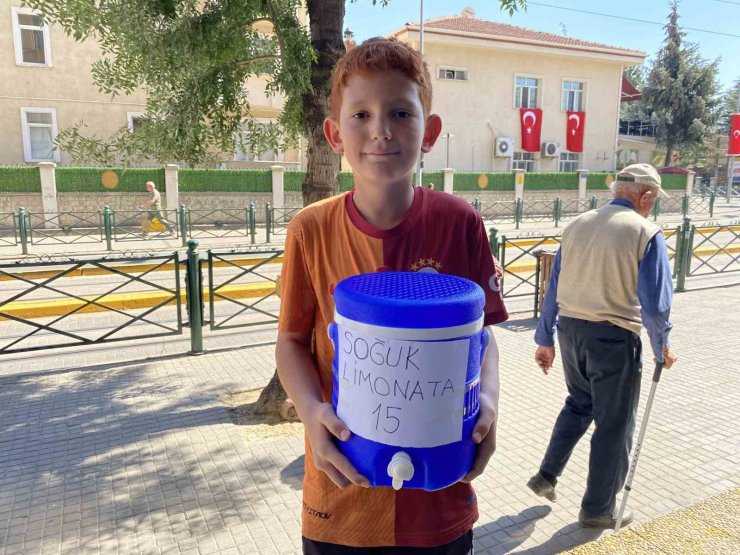 Ticareti merak eden 11 yaşındaki çocuk haftanın bir günü limonata satıyor