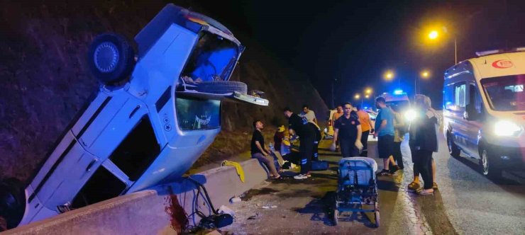 Osmaniye’de aynı yönde iki otomobil kaza yaptı: 3 yaralı