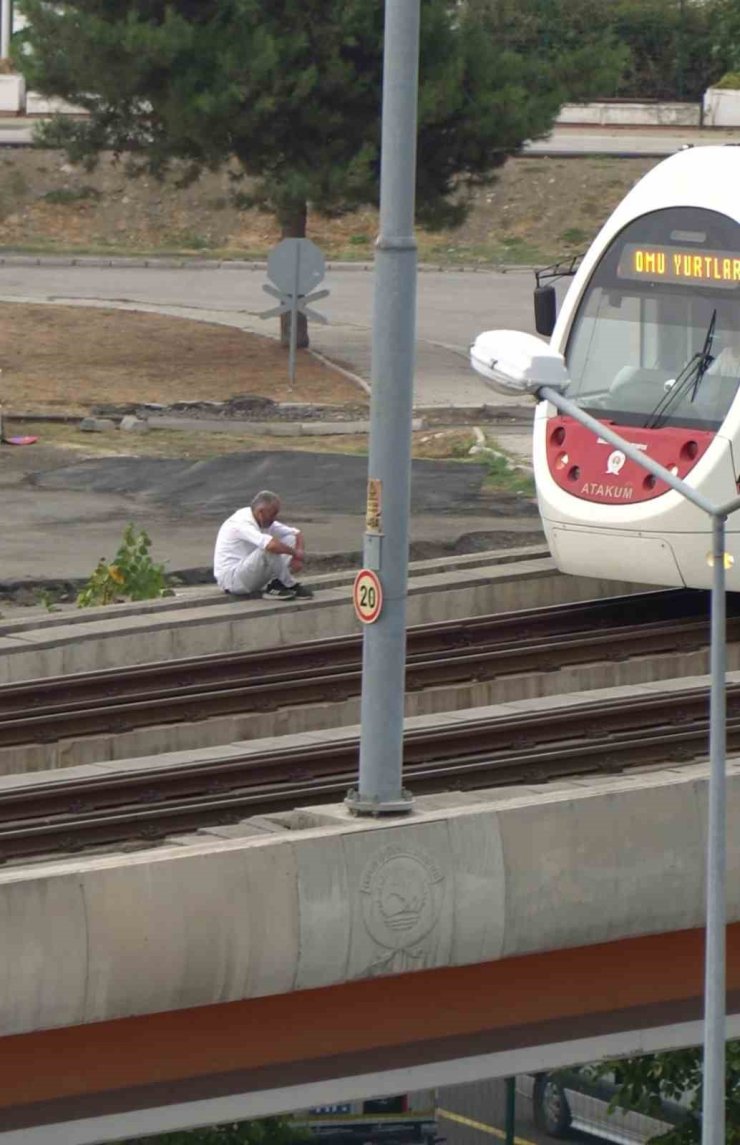 Samsun’da tramvay üst geçidinde şaşkına çeviren anlar
