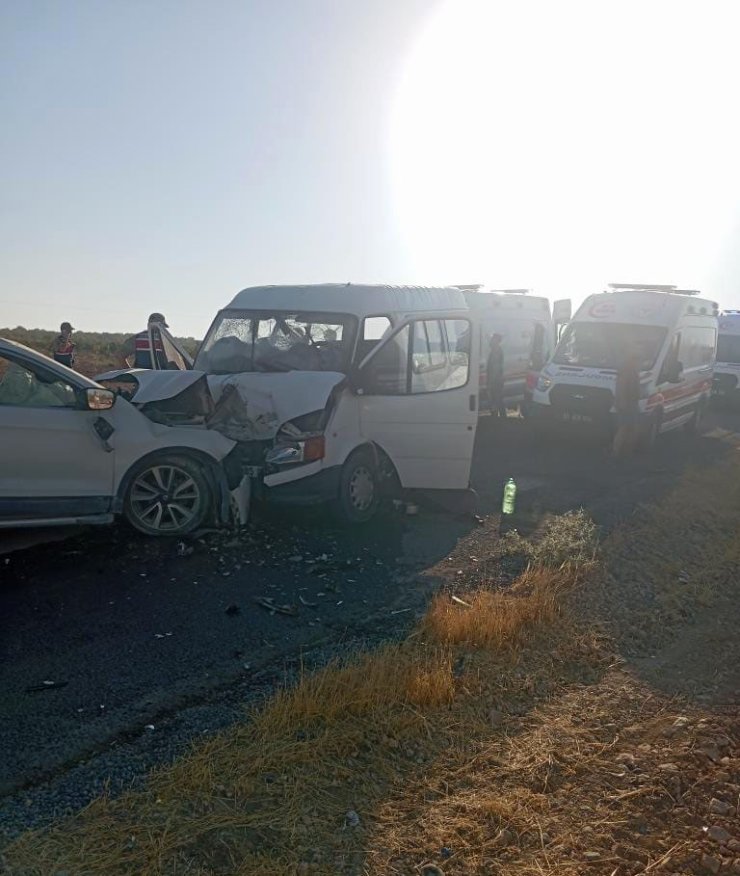 Hilvan’da tarım işçilerini taşıyan minibüs ile otomobil çarpıştı: 10 yaralı