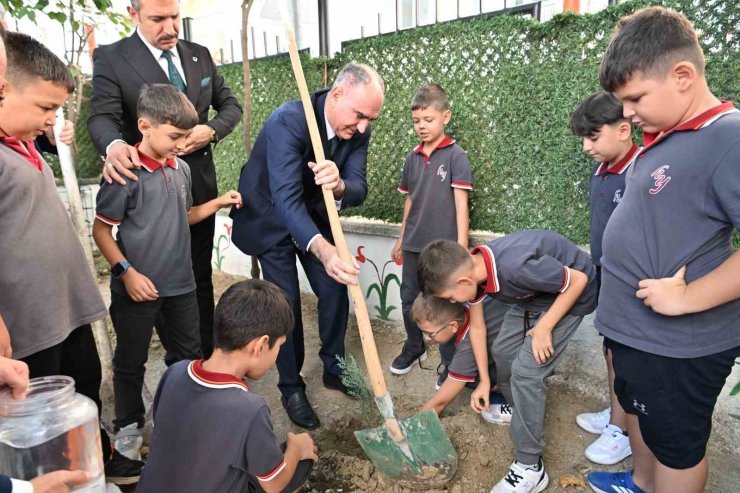 Manisa’da eğitim yılı fidan dikimiyle başladı