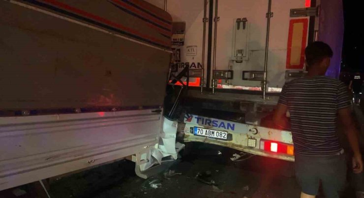 Kamyonet tıra arkadan çarptı: 1 ölü