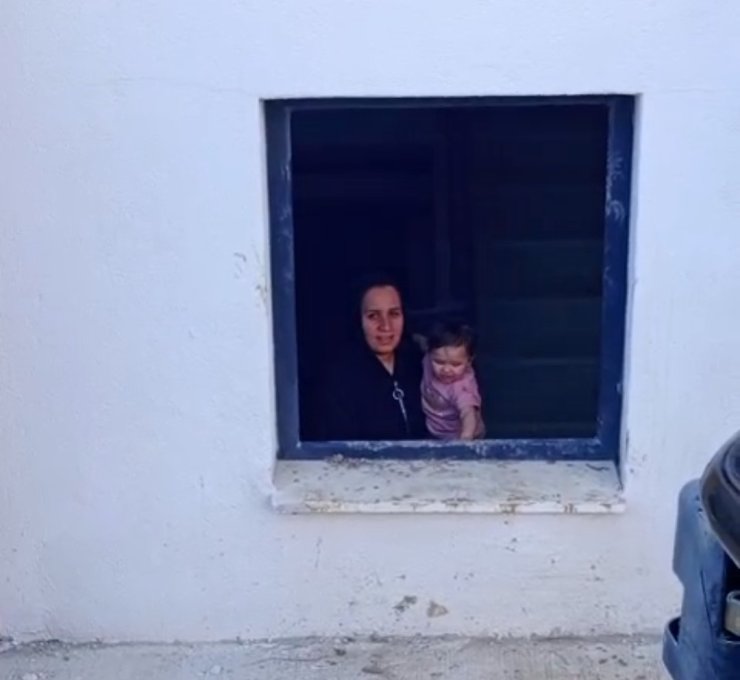 Evde mahsur kalan çocuk iş makinesi yardımıyla kurtarıldı