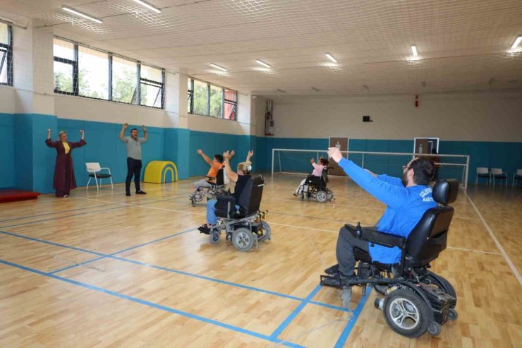 Türkiye’de bir ilk, tekerlekli sandalyeli zeybek takımı