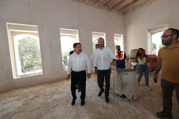 Depremde zarar gören tarihi valilik konutunda çalışmalar sürüyor