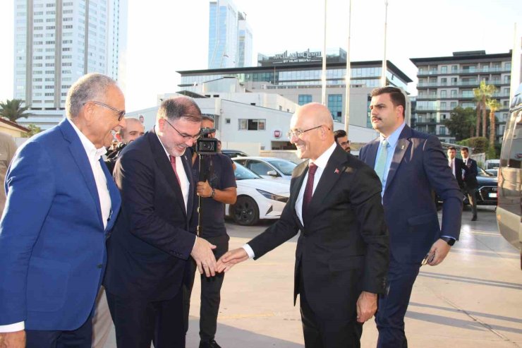 Bakan Şimşek: "İş insanlarıyla istişareler faydalı oldu, İzmir’in birçok konusuna vakıf olduk"