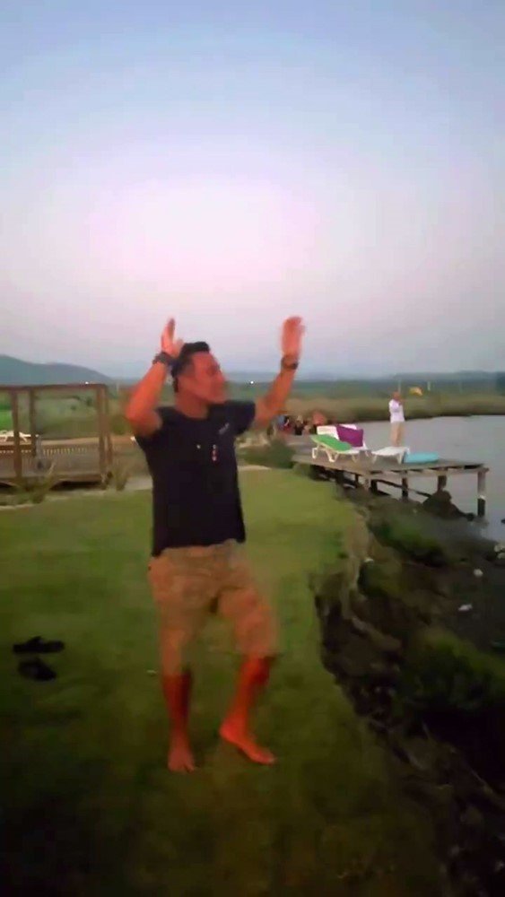 Hayranları tekneden, Mustafa Sandal kıyıdan şarkıya eşlik etti