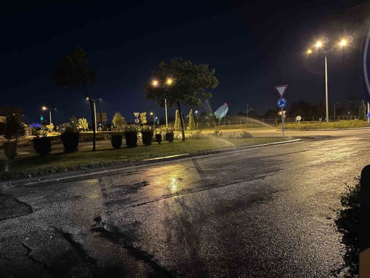 Yola akan su tehlike oluşturuyor