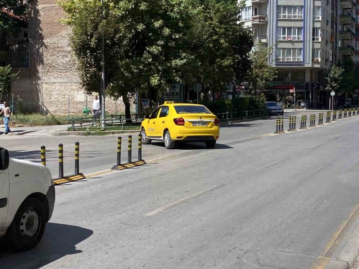 Atatürk Caddesi’nde trafik çilesi bitmiyor