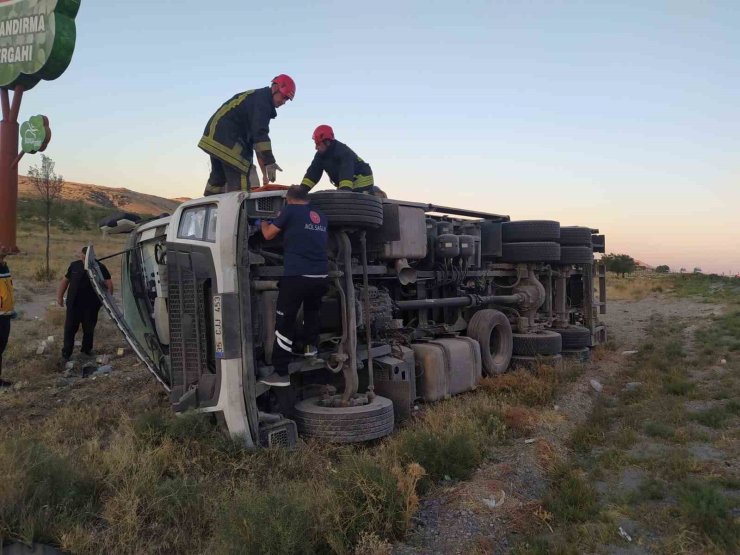 Karapınar’da kamyon devrildi: 2 yaralı