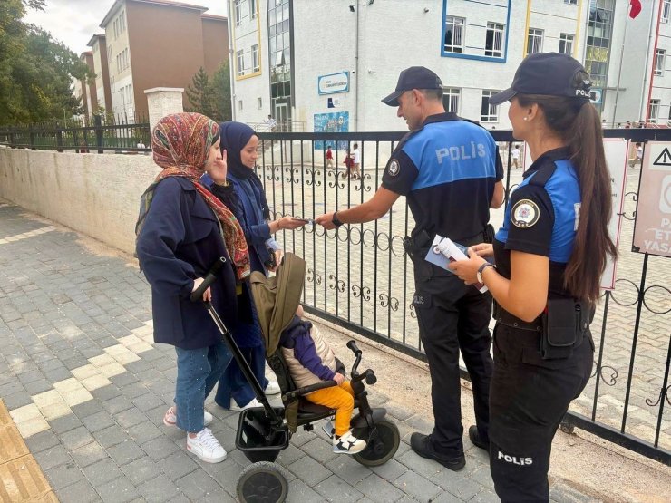 Polislerden velilere güvenli eğitim bilgilendirmesi