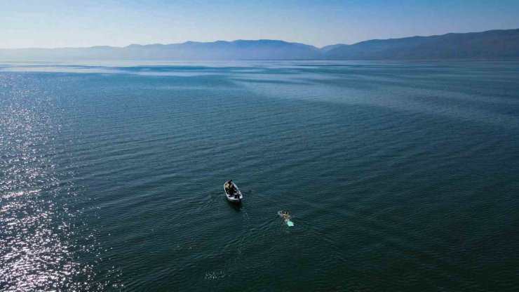 İznik Gölü’ndeki kuraklığa dikkat çekmek için gölü baştan başa yüzdü