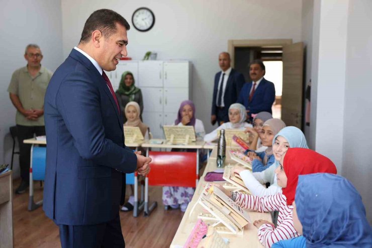 Vali Aslan kız Kur’an kursu öğrencileriyle bir araya geldi