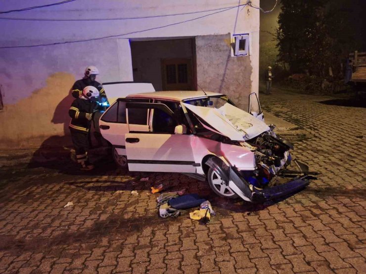 Kaza sonrası hurdaya dönen Tofaş, 1 kişiye mezar oldu