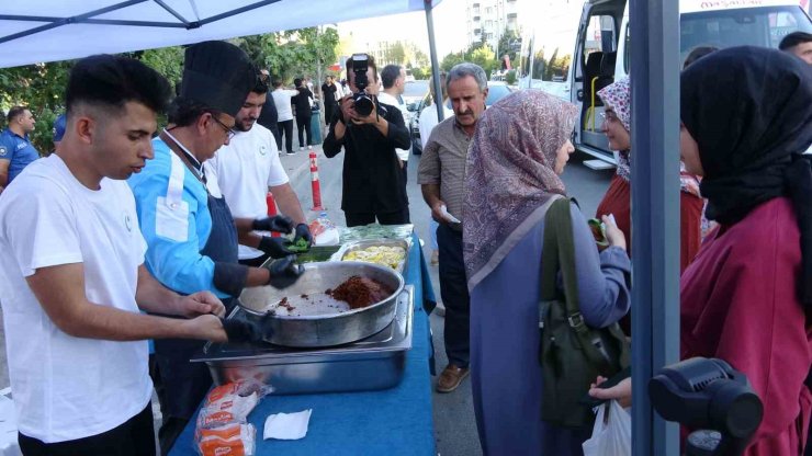 Adıyaman’da öğrencilere çiğ köfteli karşılama