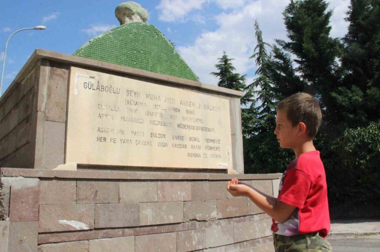 Afyonkarahisar’da Muhammed Askeri’nin türbesi 63 yılı aşkındır yol ortasında duruyor