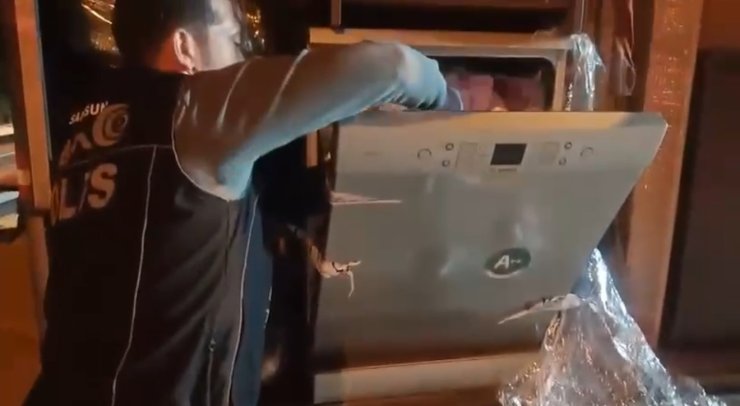 Bulaşık makinesine gizlenen 53 bin adet uyuşturcu hapı narkotik köpeği buldu