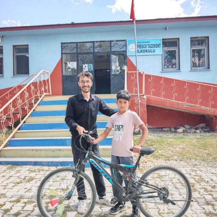 Diyadin’de başarılı öğrenciye bisiklet hediyesi