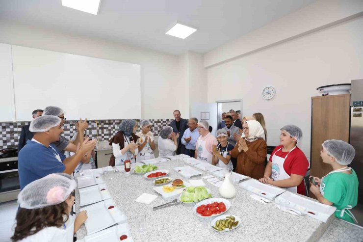 Başkan Büyükkılıç, Engelsiz Yaşam Merkezi’nde özel çocuklarla birlikte hamburger yaptı