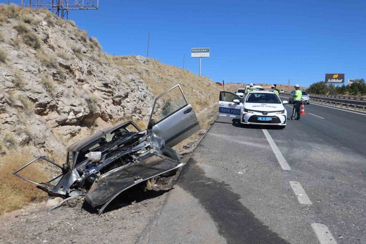 Köpeğe çarpmamak için direksiyonu kırdı, 3 yaralı