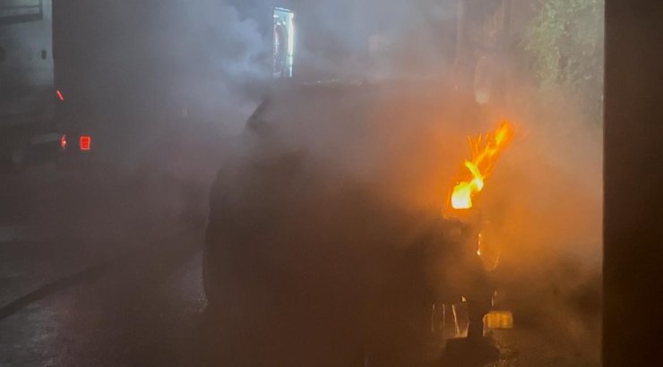 Tekirdağ’da otomobil gece yarısı alev aldı