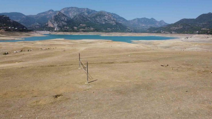 Barajda su seviyesi yüzde 10’a düştü: Çoraklaşan bölgeye voleybol direği diktiler