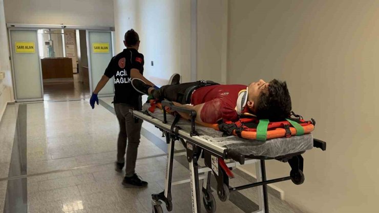 Motosiklet ile otomobil çarpıştı: 2 yaralı