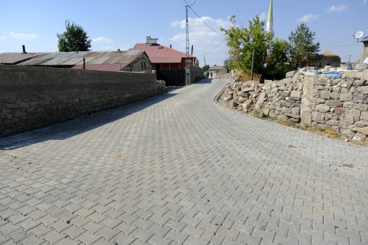 Ağrı’da köy yolları yenileniyor