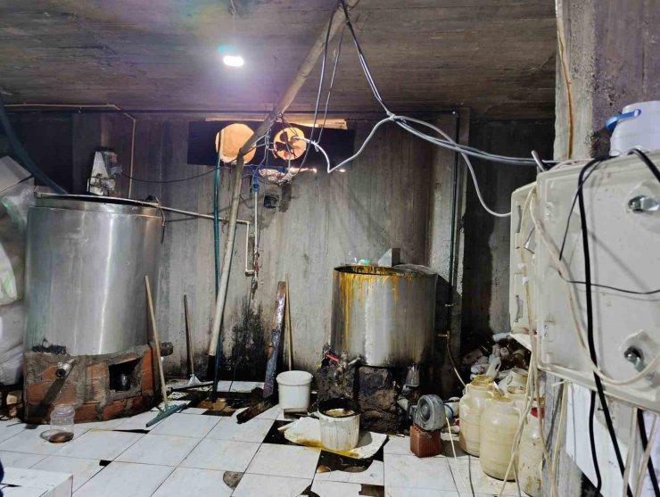 Ağrı’da ruhsatsız işletmede 5 ton 709 kilogram pekmez ele geçirildi