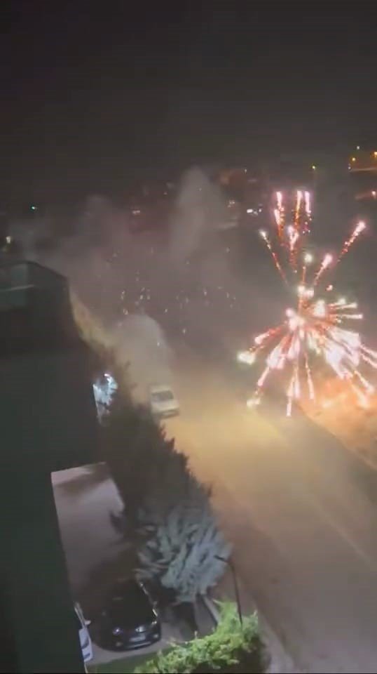 Araçtan atılan havai fişek yangına yol açtı