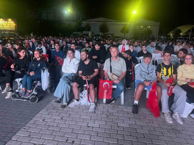 Fatih’te vatandaşlar Türkiye-Almanya final maçını dev ekrandan izledi