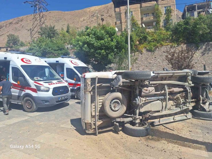 Hakkari’de kamyonet yan yattı: 1 yaralı