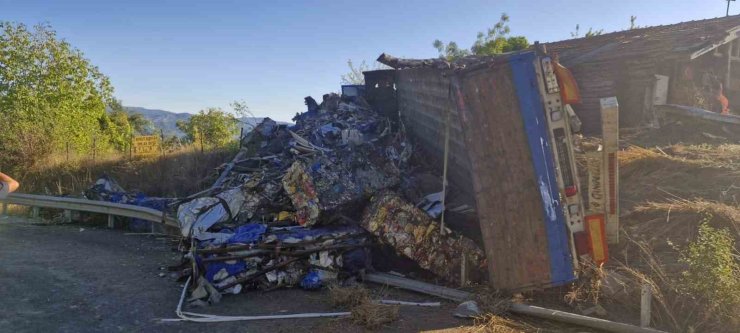 Karabük’te hurda yüklü tır devrildi: 1 yaralı