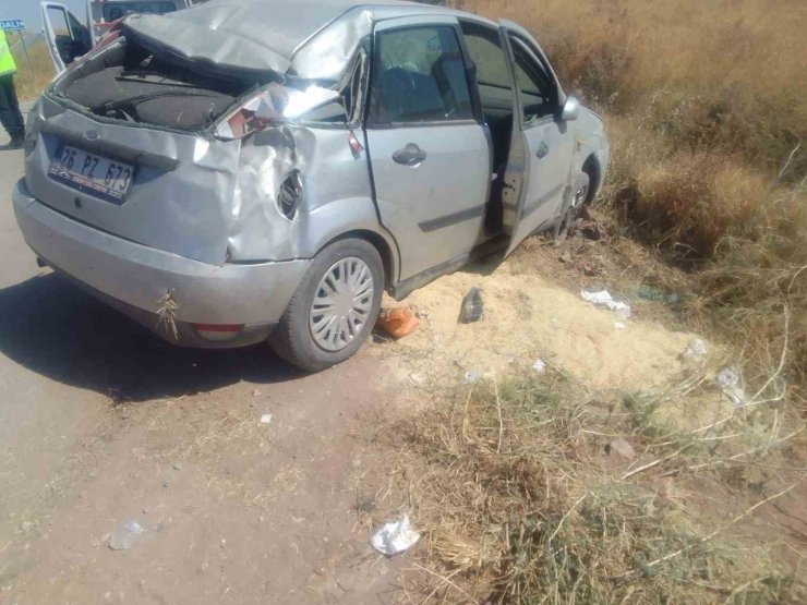 Tarım arazisine devrilen otomobilde 4 kişi yaralandı