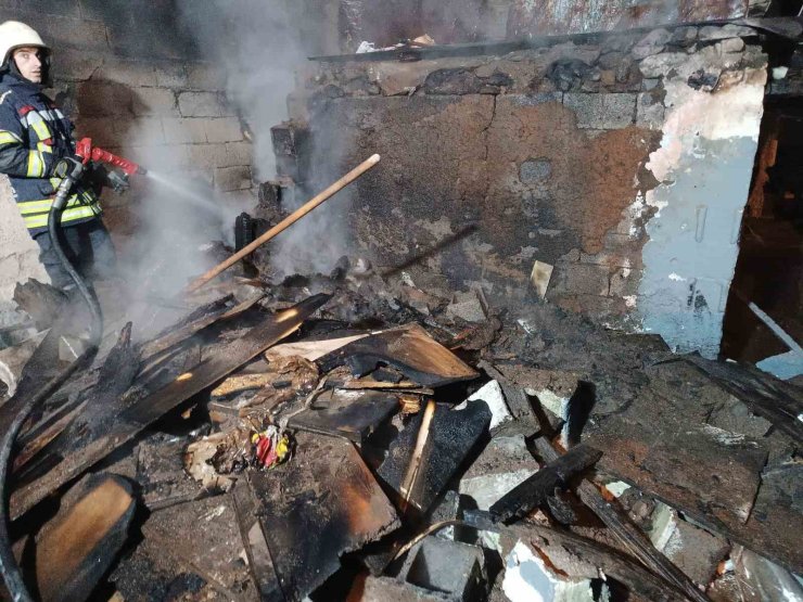 Erzurum’da eski ev cayır cayır yandı