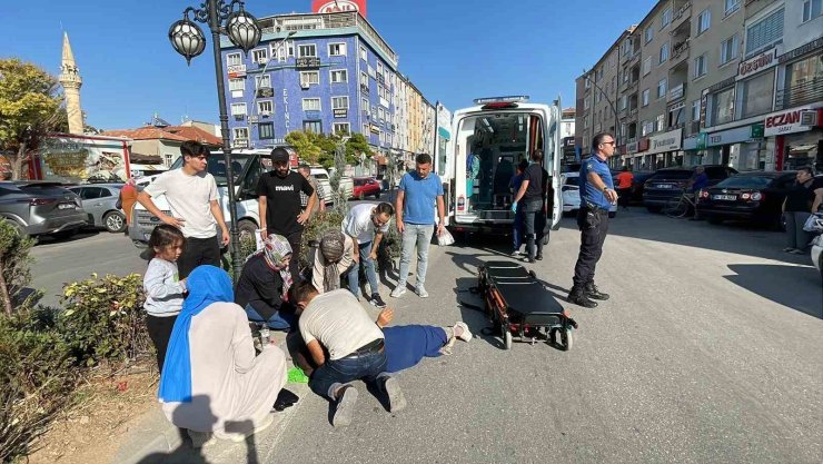 Yolun karşı tarafına geçmeye çalışan kadına motosiklet çarptı: 2 yaralı