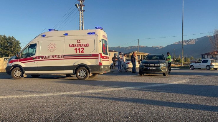 Otomobille çarpışan motosikletin sürücüsü yaralandı