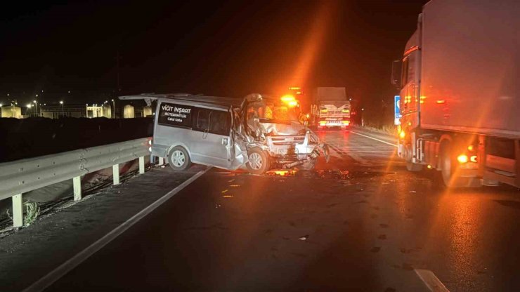 İş makinasına çarpan minibüs şoförü yaralandı