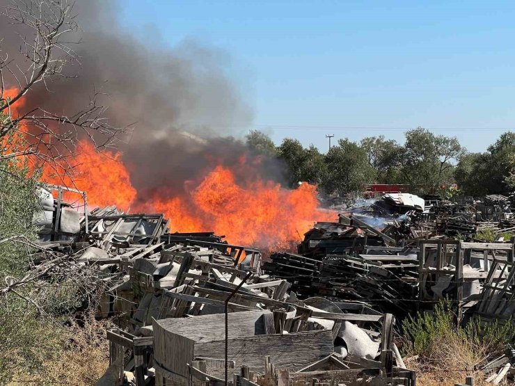 Manisa’da ahşap palet fabrikasında yangın