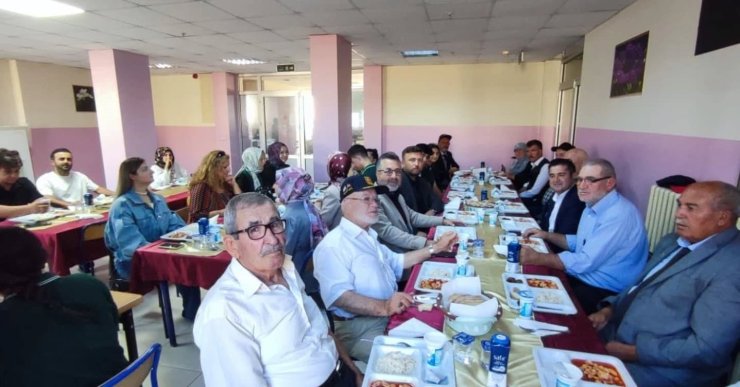 Altıntaş’ta öğretmen ve öğrenciler gazilerle bir araya geldi