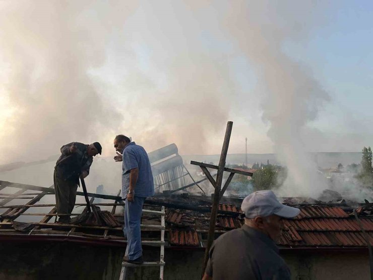 Alevlere teslim olan ev kullanılmaz hale geldi
