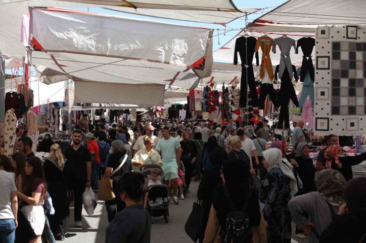 Çarşamba Kumaş Pazarı yeni yerinde kuruldu, vatandaşlar akın etti