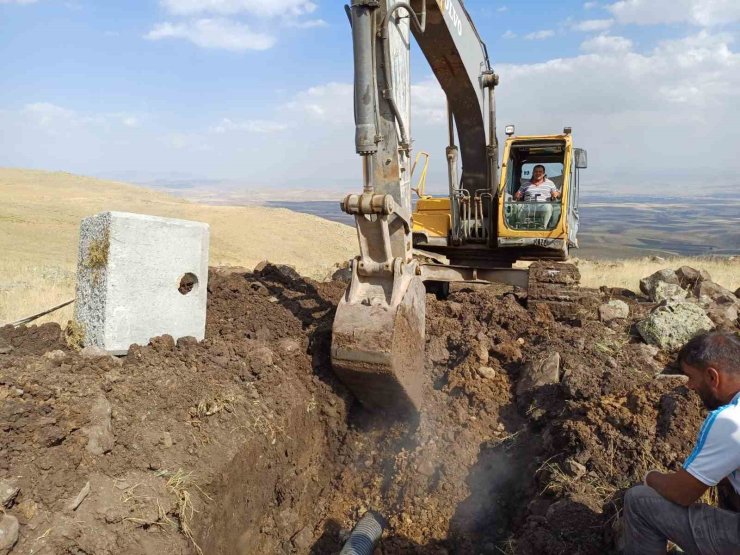 Horasan’ın Mollamelik Mahallesi’nde yarım asırlık su sorunu çözüldü